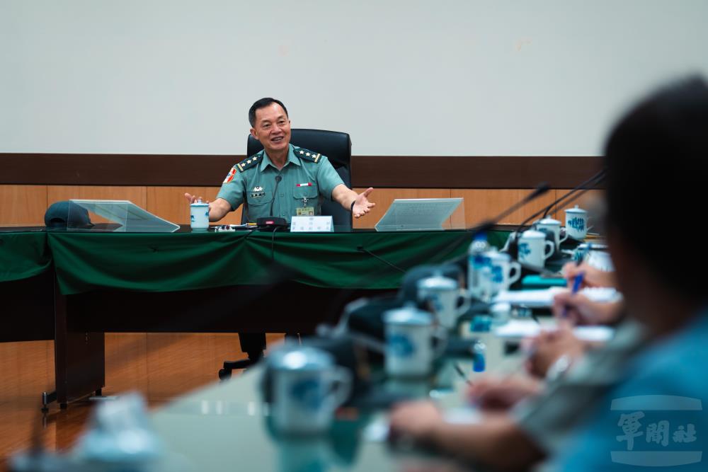 鍾副部長針對單位任務提出工作指導。（軍聞社記者文仁攝）