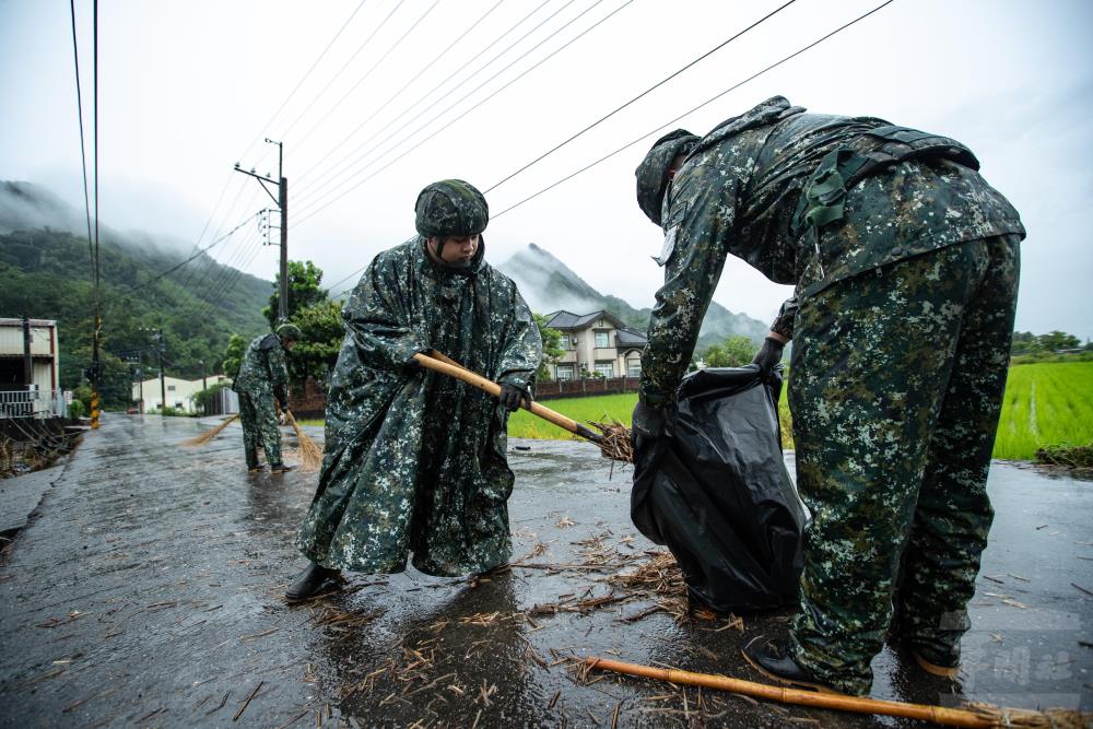 陸軍第四地區支援指揮部官兵執行道路搶通。（軍聞社記者王茗生攝）