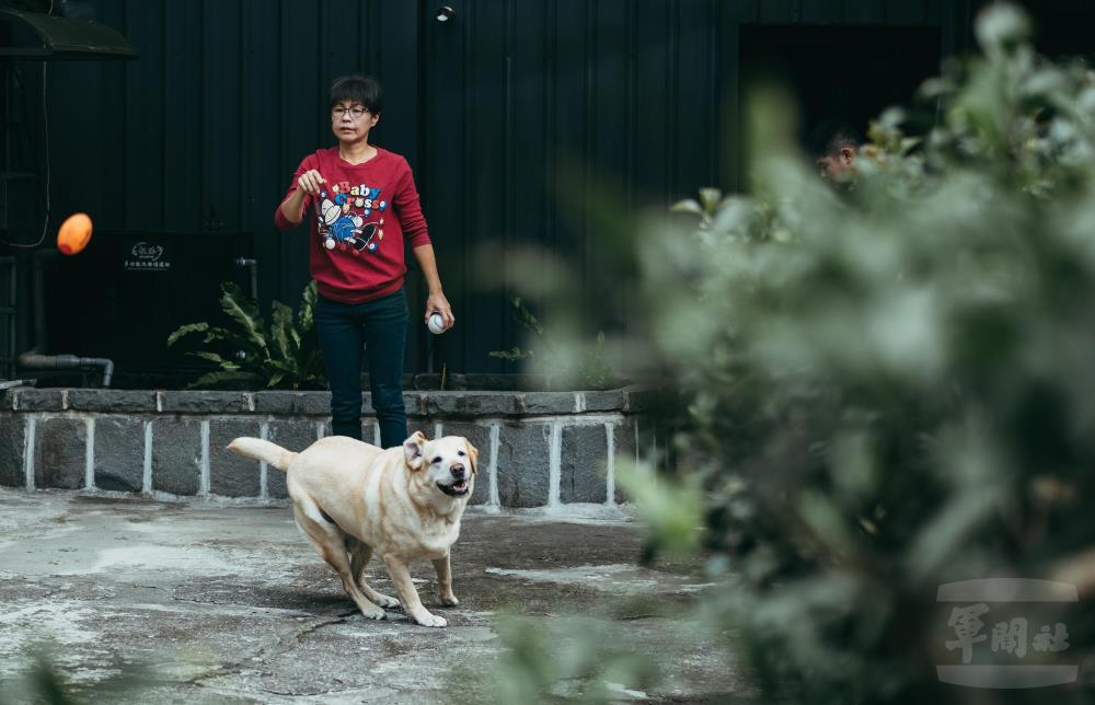 領養人與退役軍犬Zander互動良好。（軍聞社記者陳軍均攝）