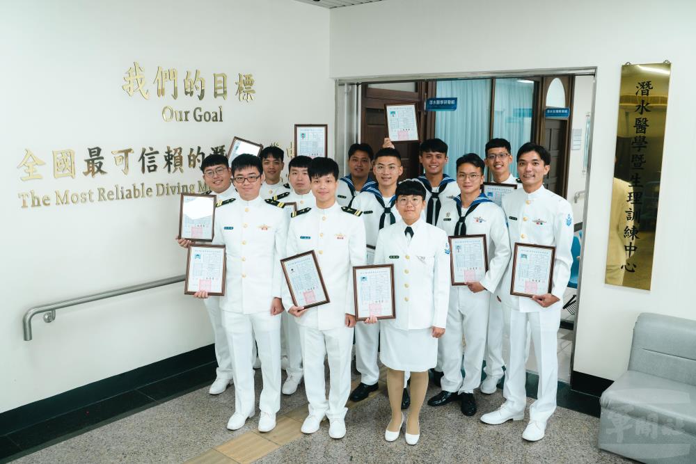 學員順利完訓，取得結業證書。（軍聞社記者林庭暉攝）