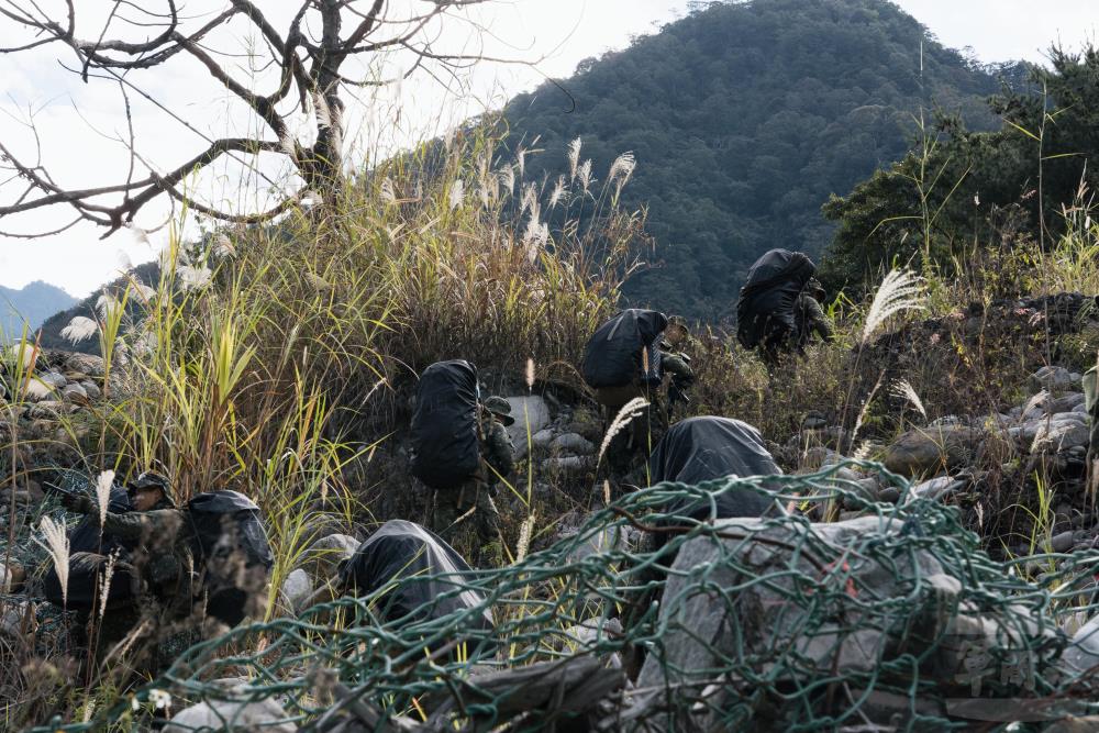 突擊兵學員背負約40公斤裝備，通過各種困難地形。（軍聞社記者李恬恬攝）