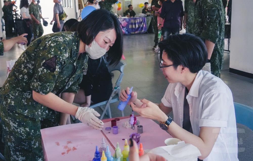 現場設置多個社團陳展攤位，氣氛歡樂、官兵眷屬互動熱絡。（564旅提供）