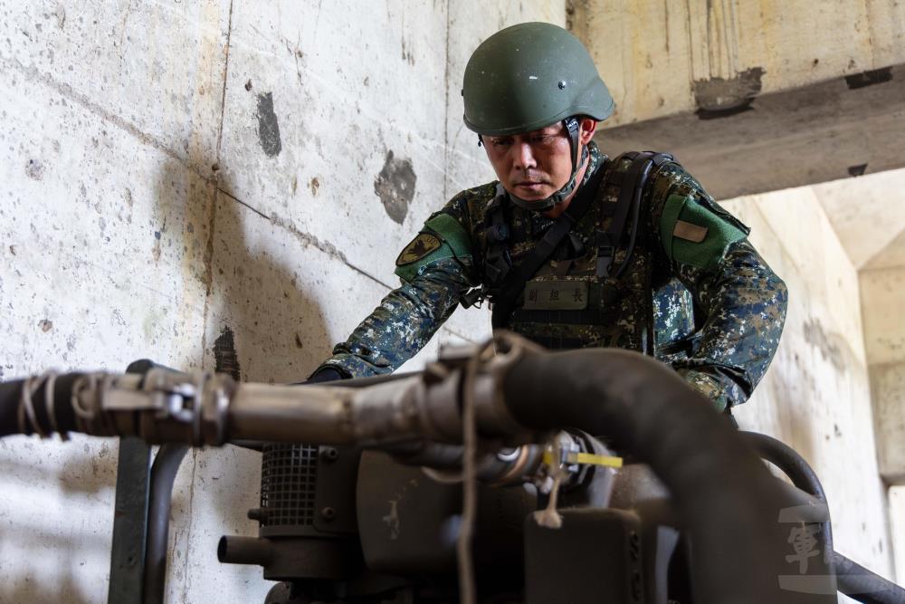 官兵操作灌裝機增加效率。（軍聞社記者蔡枋澐攝）