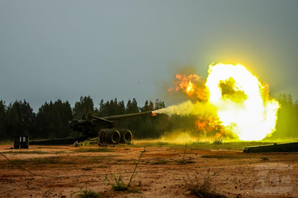 砲兵營官兵運用8吋榴砲、155加農砲、120迫擊砲等各式火砲，模擬對敵實施射擊。（青年日報提供）