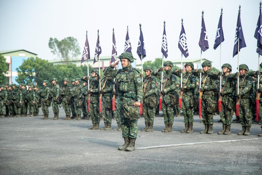 官兵精神抖擻、展現高昂士氣，為單位爭取最高榮譽。（軍聞社記者王茗生攝）