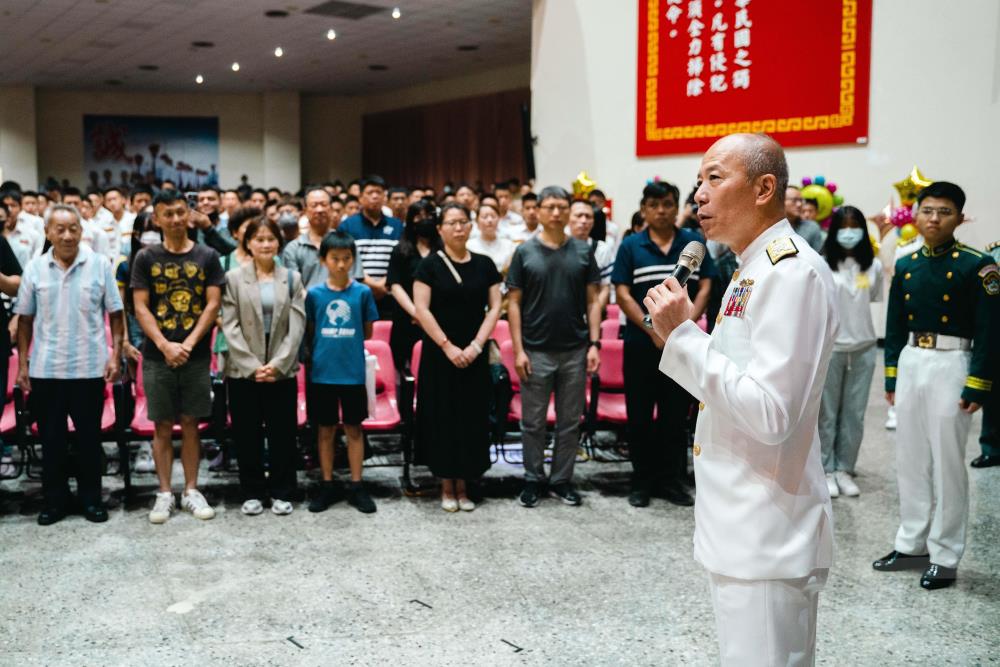 梅總長與家屬致意，並再次恭賀畢業生順利畢業。（軍聞社記者林庭暉攝）