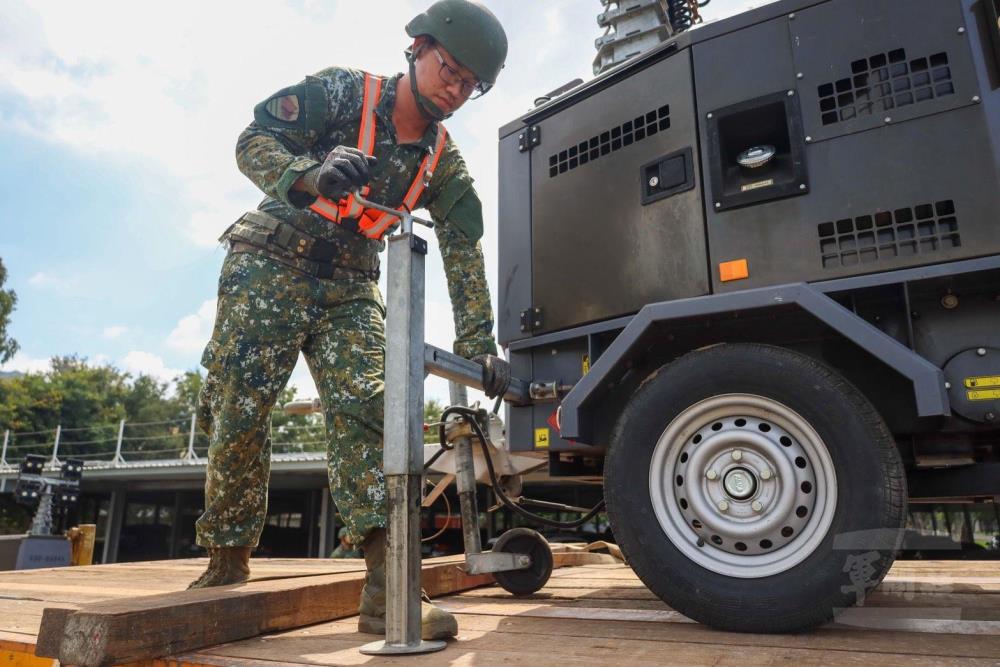 52工兵群執行照明尾車上板作業。（第五作戰區提供）