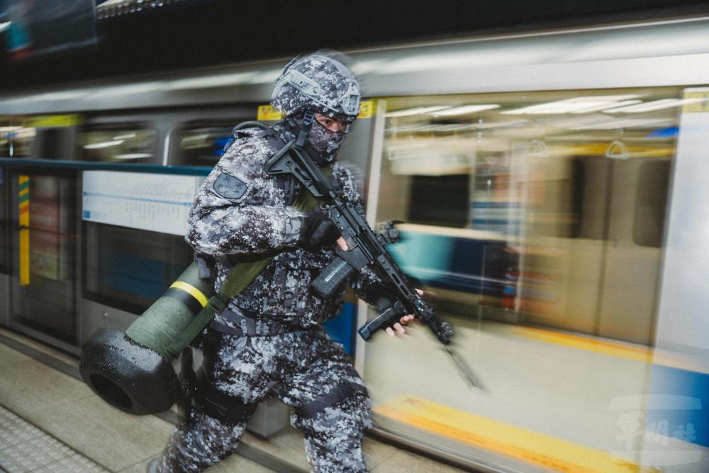 官兵迅速移動至指定位置。（軍聞社記者陳彥樺攝）