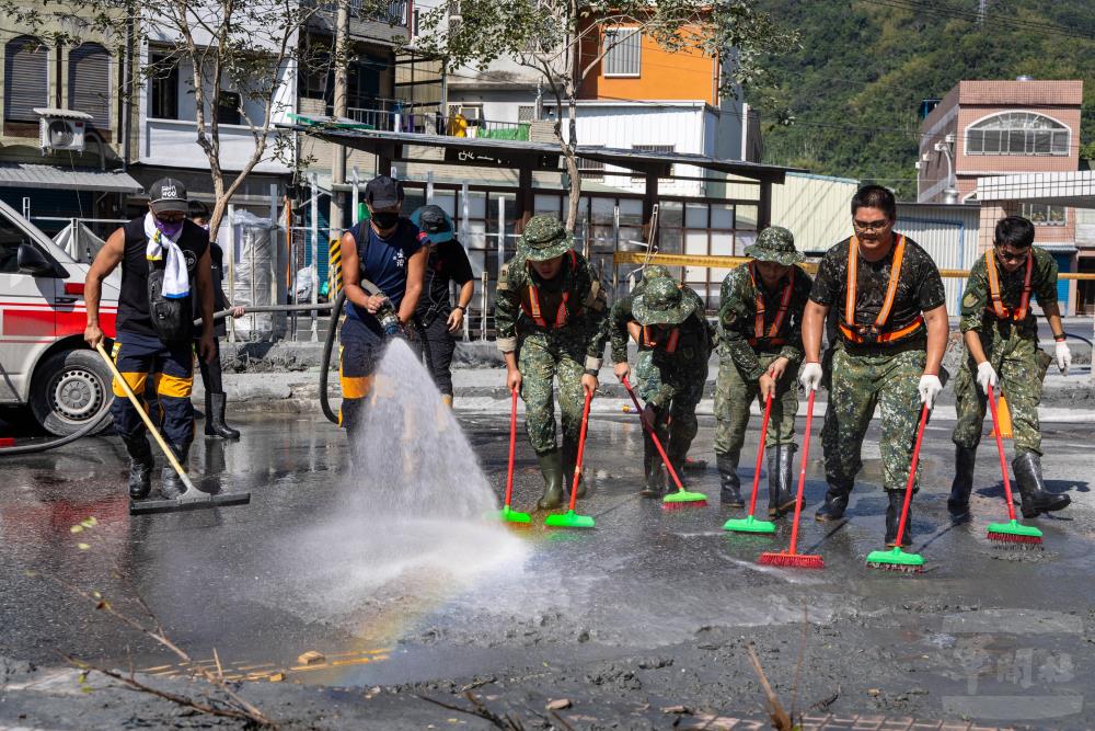 國軍官兵與消防局共同合作，使校園路面逐漸整潔。（軍聞社記者蔡枋澐攝）