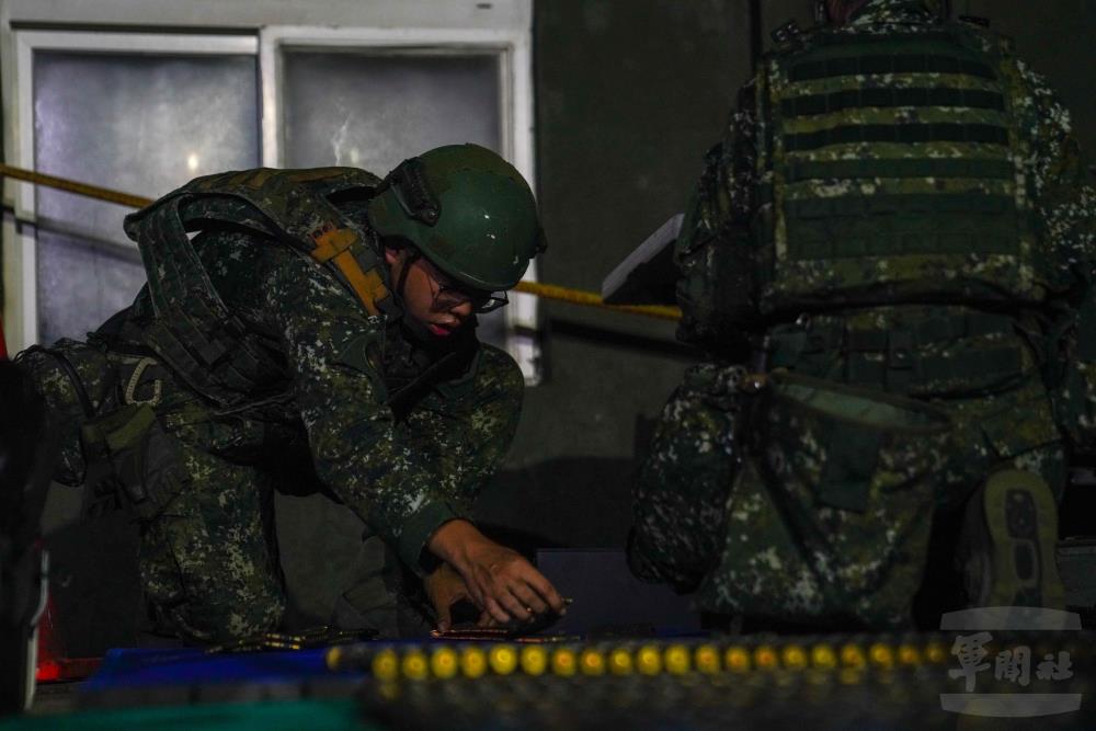 操演官兵於射擊前實施彈藥檢查。（軍聞社記者侯凱議攝）