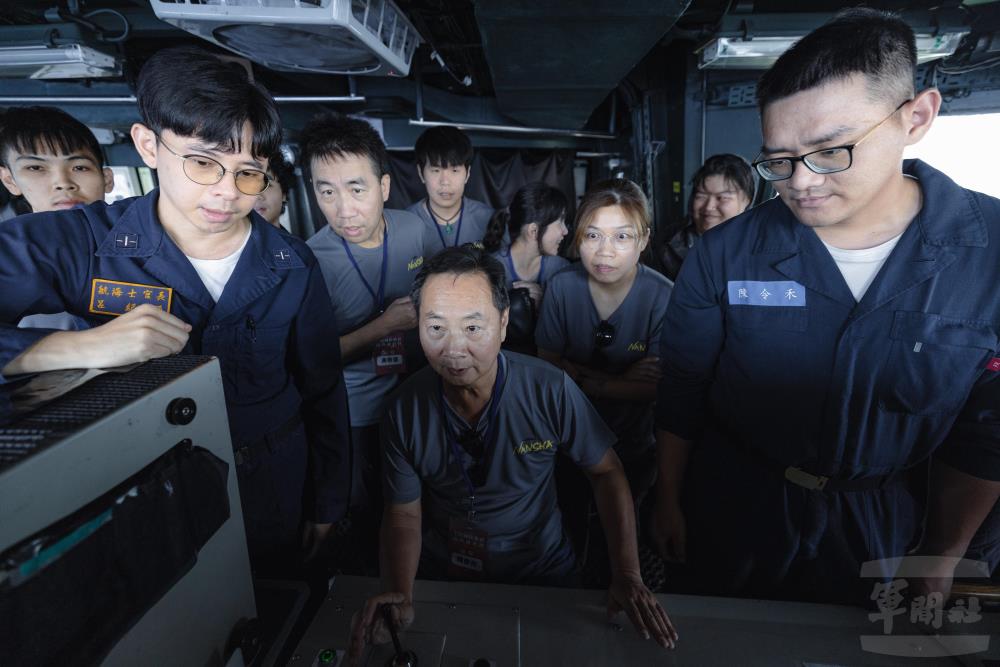 學生至駕駛臺參觀並體驗儀器操作。（軍聞社記者李恬恬攝）
