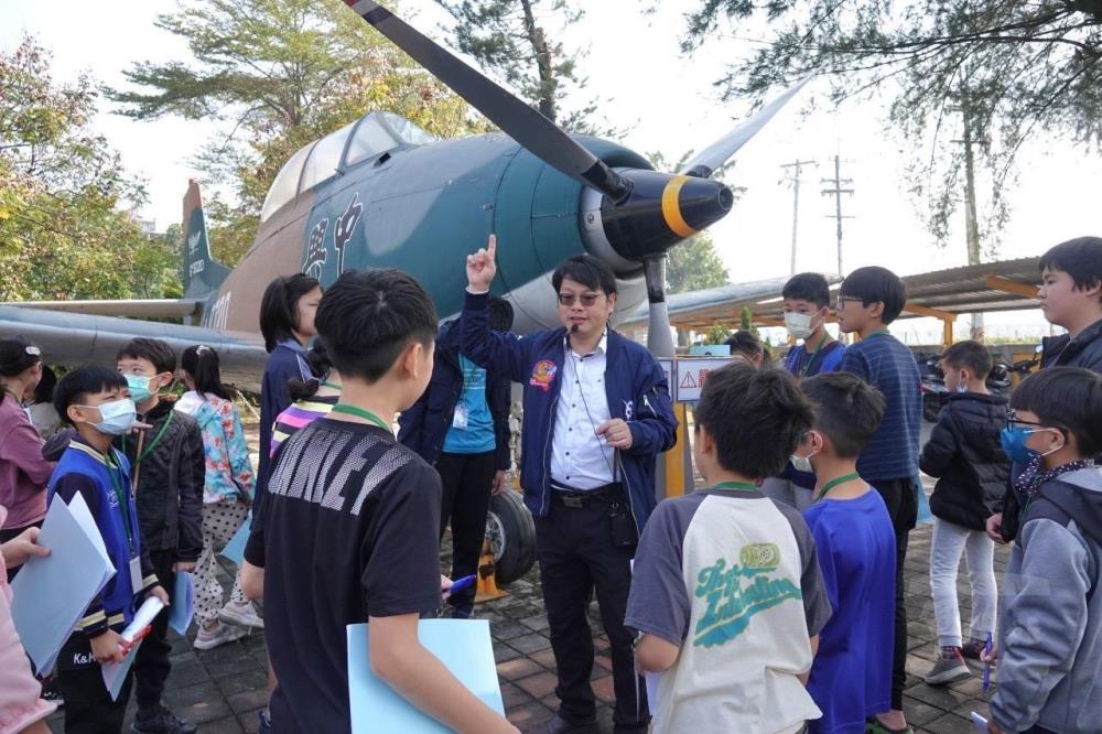 透過參觀眷村文化，使學子對空軍的歷史有了更深層的認識。（屏東科技大學徐子圭教授提供）