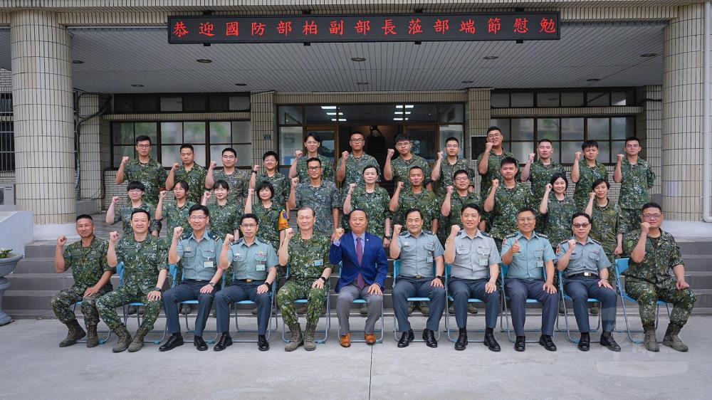 柏副部長慰勉南部駐軍　犒慰官兵辛勞