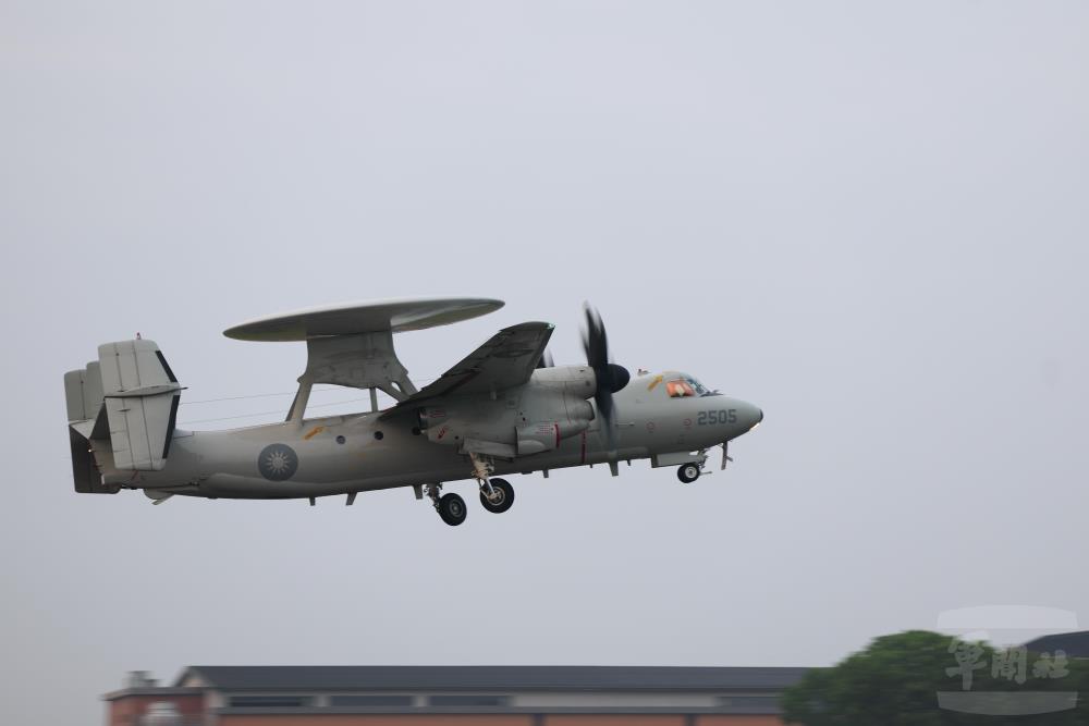 E-2K空中預警機起飛。（軍聞社記者林澤廷攝）