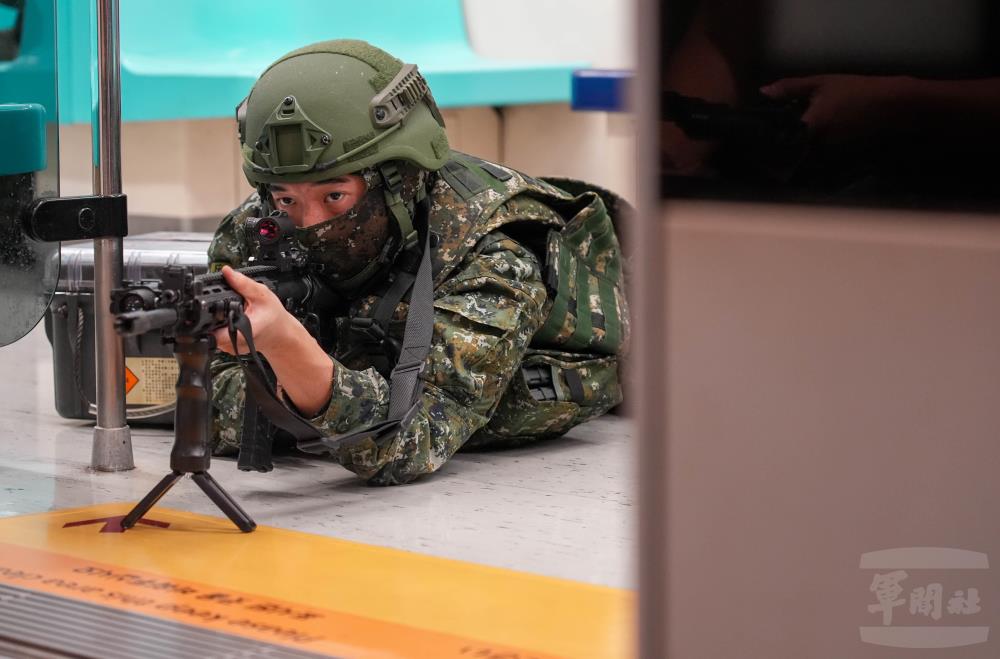 官兵對車廂門口方向實施警戒。（軍聞社記者侯凱議攝）