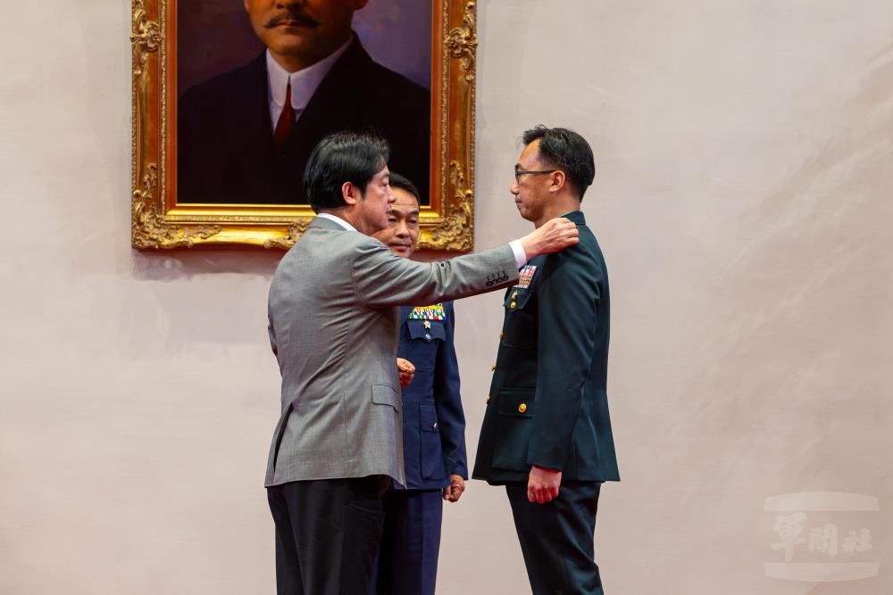 賴總統為莊少將授階。（軍聞社記者尤昱翔攝）