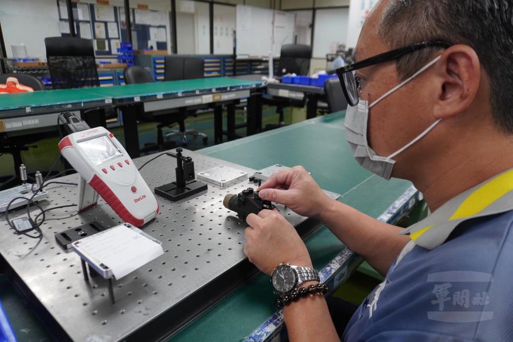 401廠TS112式步槍雷指器雷射功率調整。（軍聞社記者陳彥樺攝）