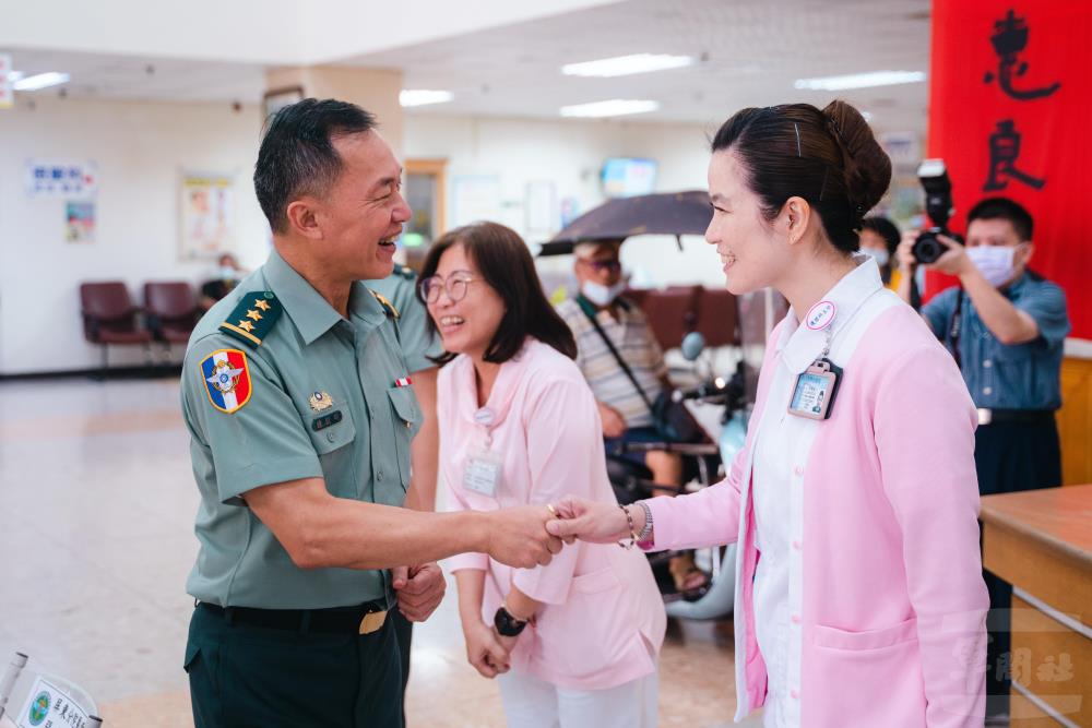 鍾副部長向醫護同仁握手表達感謝。（軍聞社記者林庭暉攝）