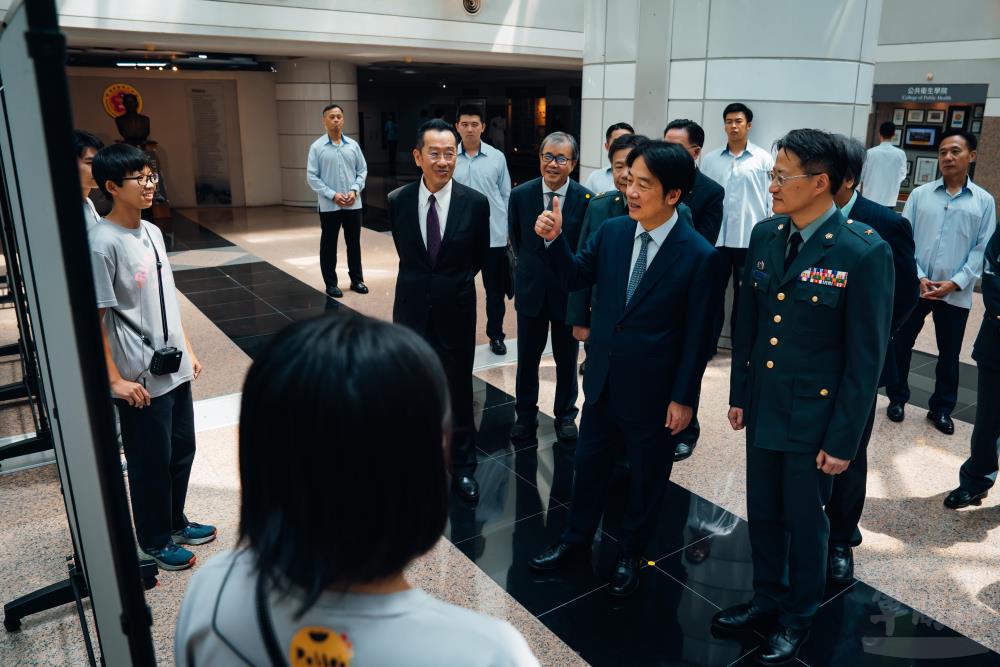 賴總統聽取醫學科技教育中心國際志工團簡報。（軍聞社記者吳東昇攝）