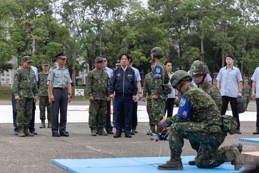 總統賴清德視導無人機訓練。（軍聞社記者吳柏融攝）