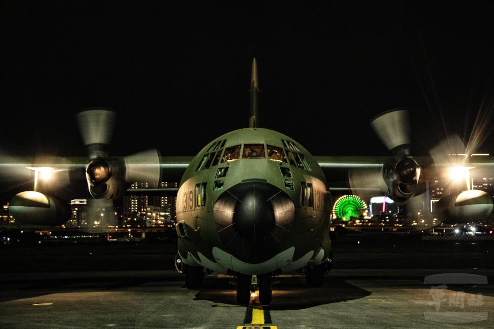 春節連假最後一日 空軍協助疏運民眾返臺 春節連假最後一日 空軍協助疏運民眾返臺