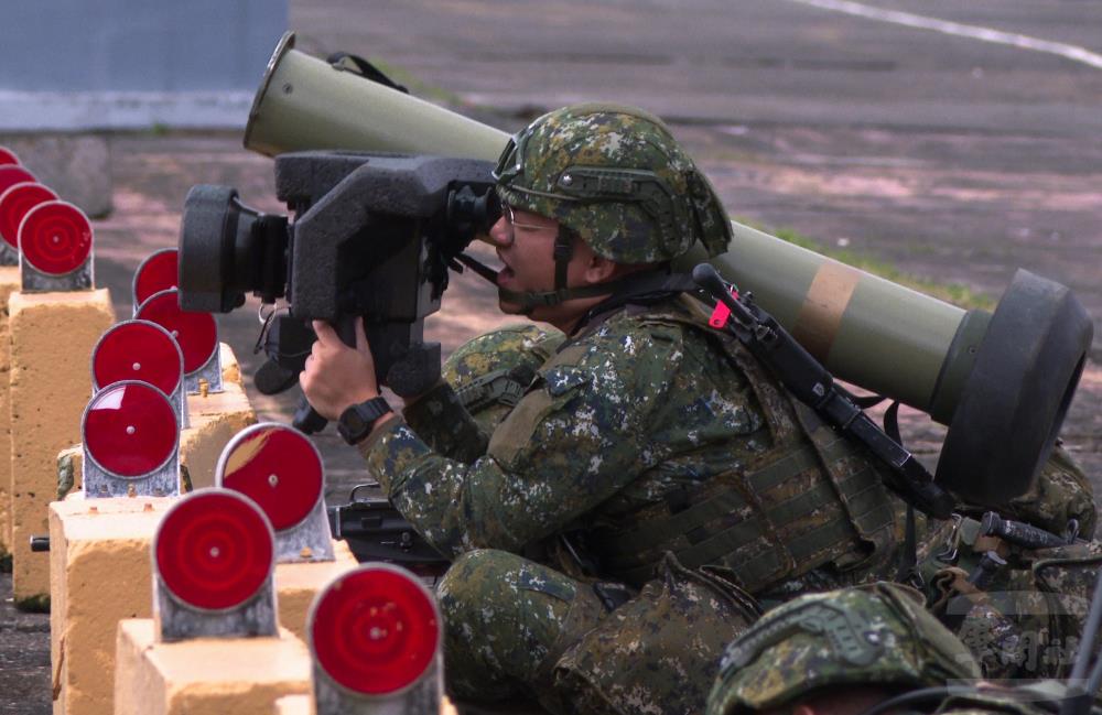 蘭指部官兵於戰術位置完成標槍飛彈發射前準備。（軍聞社記者江騏安攝）