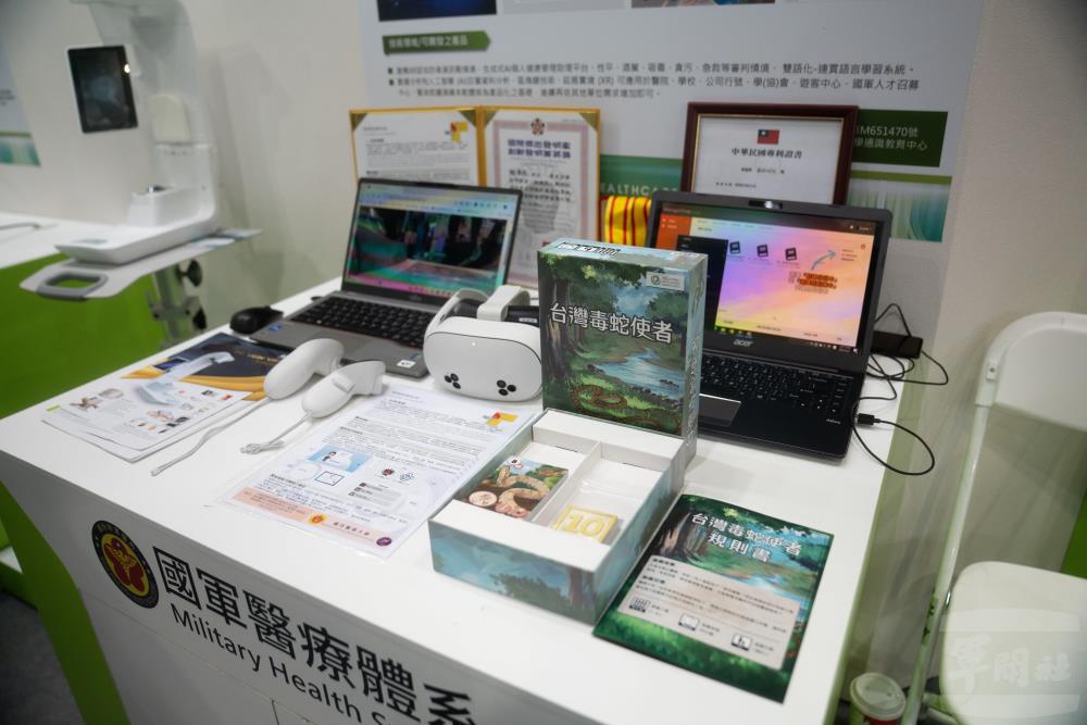 模擬訓練系統結合人工智慧（AI）、虛擬實境（VR）及擴增實境（AR)，提供不同領域知識的學習。（軍聞社記者文仁攝）