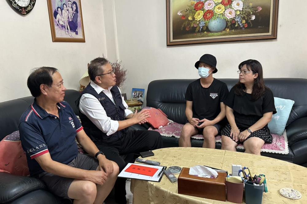 臺銀人壽專屬保代軍友保險公司臺中處處長徐志偉代表郭董事長,慰問因病療養官兵,表達最誠摯的關懷。(軍友保代提供) 臺銀人壽專屬保代軍友保險公司臺中處處長徐志偉代表郭董事長,慰問因病療養官兵,表達最誠摯的關懷。(軍友保代提供)