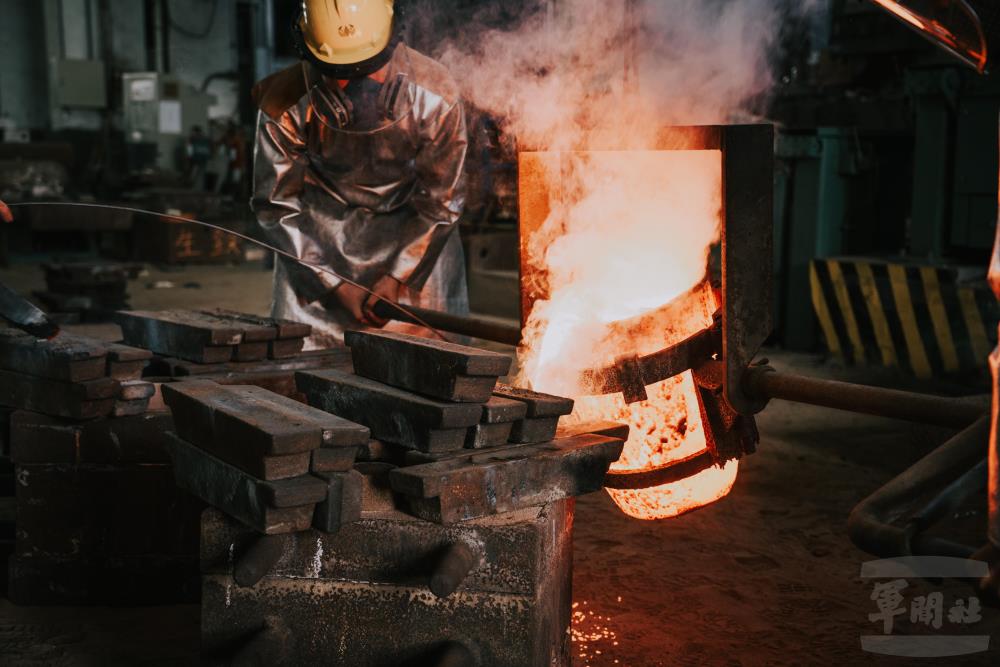 官兵將滾燙鐵水鑄造成各式部件。（軍聞社記者陳傳奇攝）
