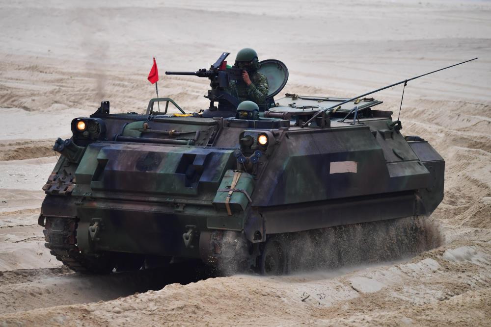 CM21裝甲車配合主力戰車機動作戰。（軍聞社實習記者吳宣諭攝）