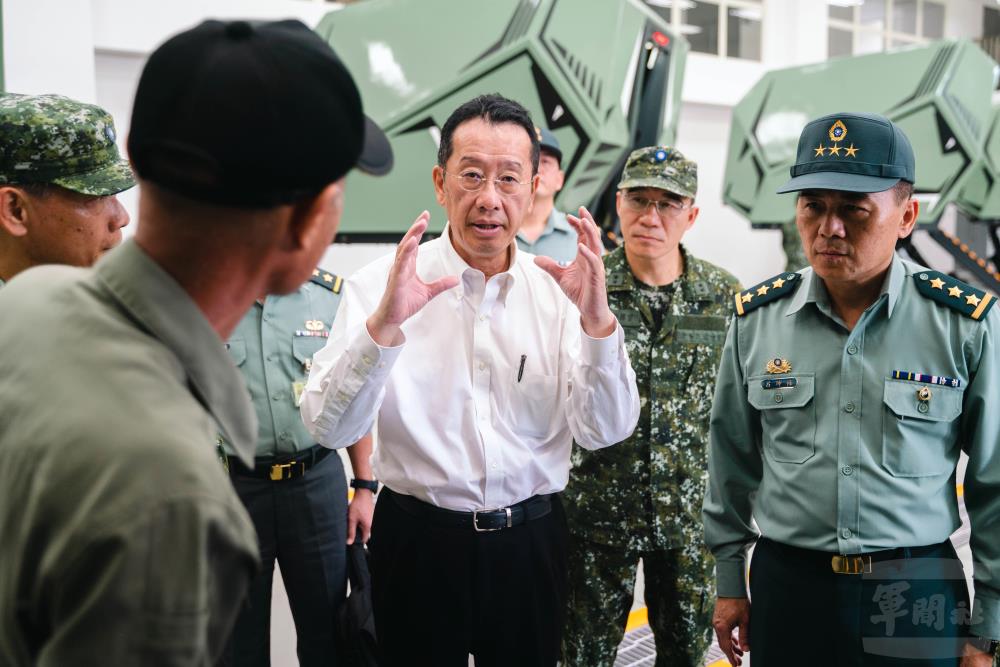 顧部長視導陸軍步兵訓練指揮部，瞭解近期工作重點，給予相關意見及指導。（軍聞社記者林庭暉攝）