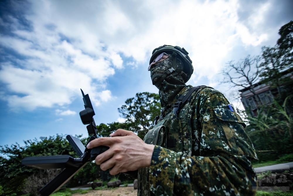 官兵依作戰想定，操控無人機升空針對重要目標周邊及灘岸地區實施空中監視與敵情偵蒐。（軍聞社記者王茗生攝）