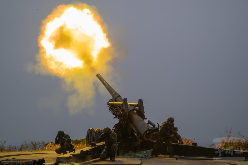 南竿守備大隊射擊155加農砲。（軍聞社記者王進福攝）