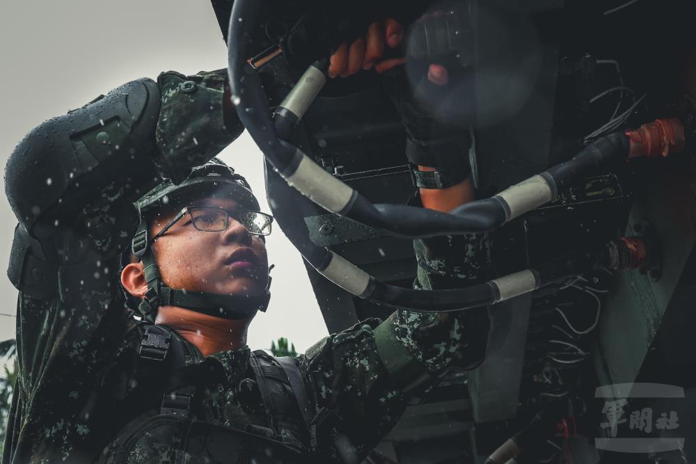 官兵專注實施裝備展開與通信構聯。（軍聞社記者林澤廷攝）