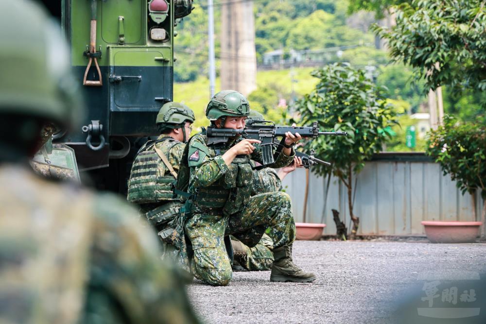 演練過程官兵持續警戒，確保陣地安全。（青年日報提供）