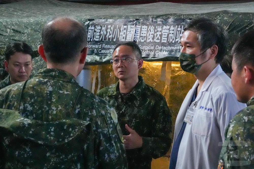 三總蒙副院長前往光復商工前進外科小組，實地瞭解相關設備與運作情況。（軍聞社記者侯凱議攝）