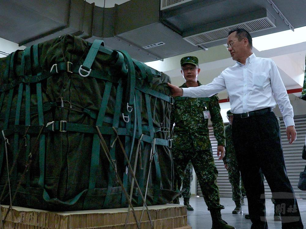 顧部長實地瞭解空投前置作業實況。（軍聞社記者尤昱翔攝）