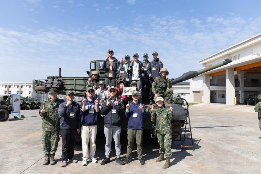 學員登車體驗M1A2T戰車。（軍聞社記者吳柏融攝）