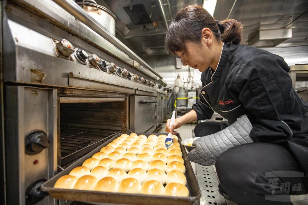 甜點師為官兵在遠洋航行任務中，品嘗治癒人心的蛋糕、餅乾等茶點。（軍聞社記者王茗生攝）