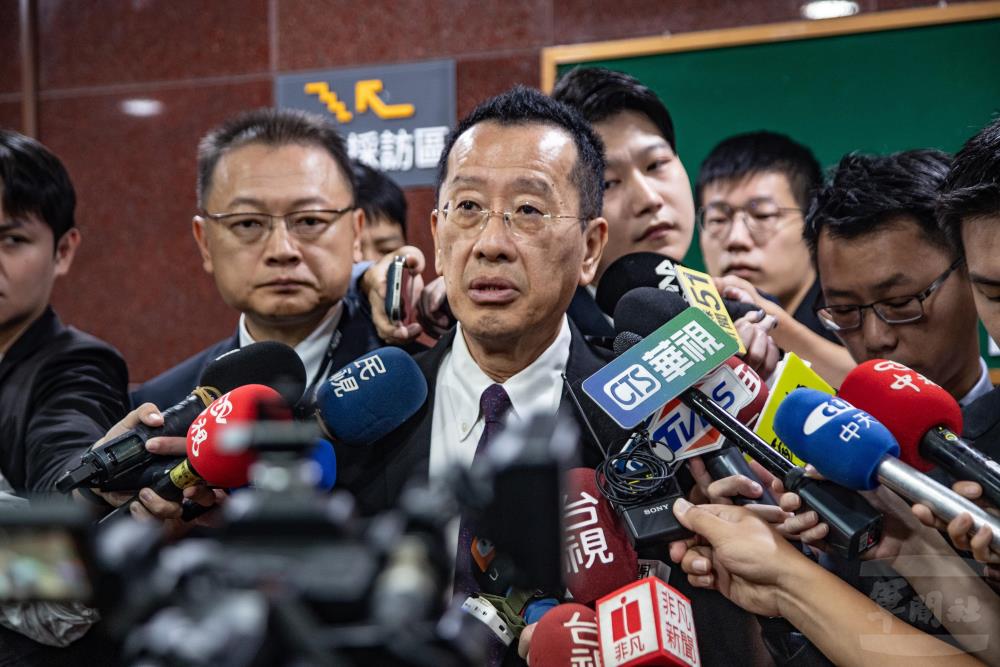 國防部長顧立雄會前針對國防支出、敵情威脅與花蓮災後復原等議題接受媒體聯訪。(軍聞社記者王茗生攝) 國防部長顧立雄會前針對國防支出、敵情威脅與花蓮災後復原等議題接受媒體聯訪。(軍聞社記者王茗生攝)
