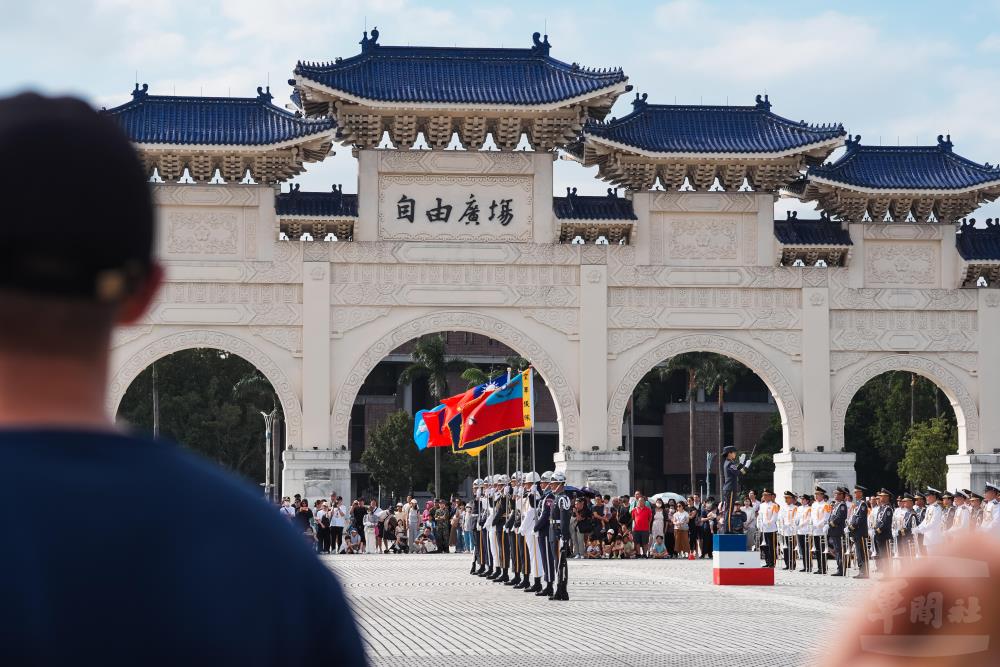 國軍聯合樂儀隊自由廣場預演　民眾熱情支持國軍