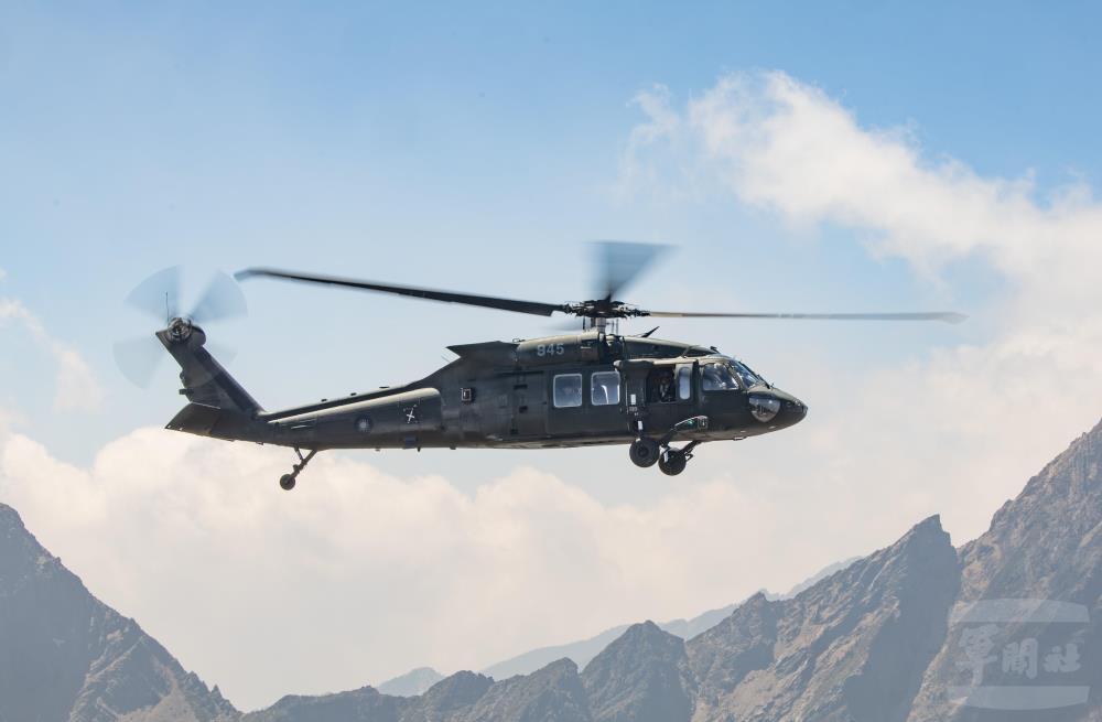 空軍救護隊9日執行高山運補任務。（軍聞社記者吳柏融攝）