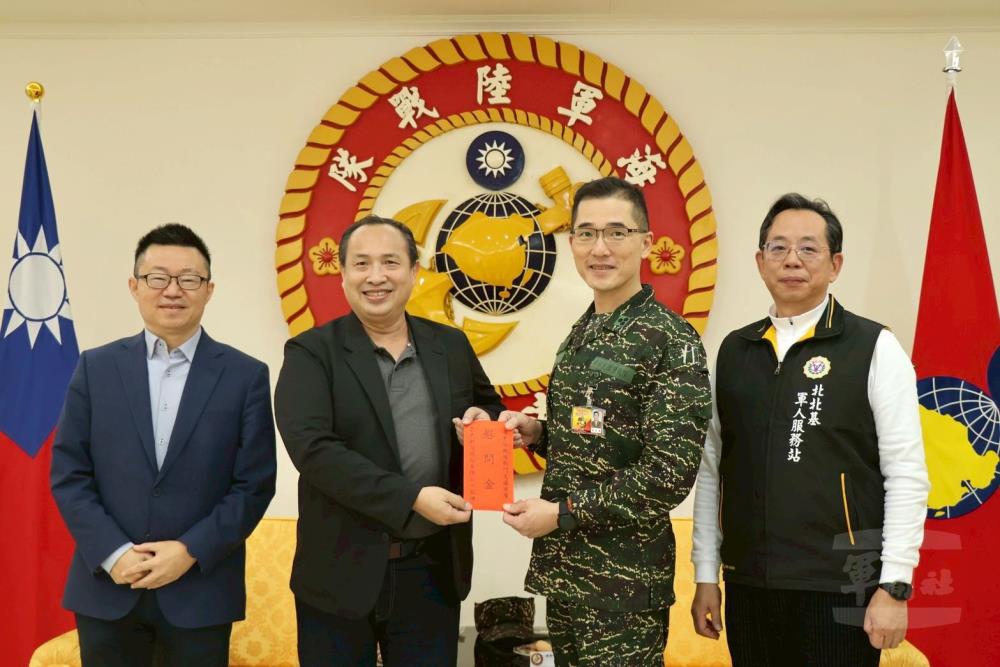 陳董事長率敬軍團代表社會各界致贈慰問金。（新北市軍人服務站提供）