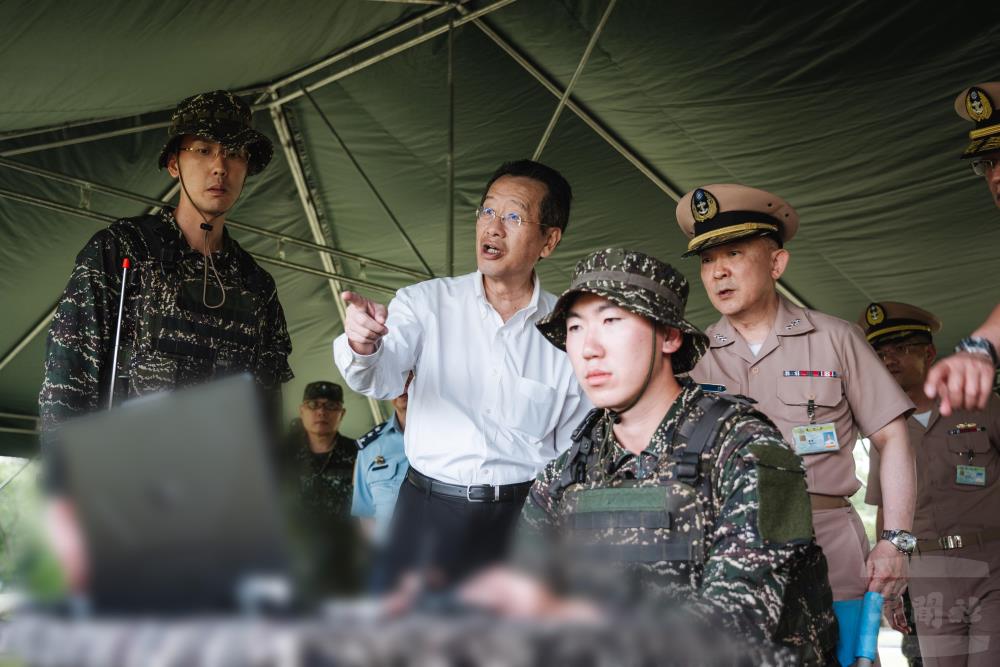 顧部長視導海軍陸戰隊陸戰66旅，實地瞭解訓練狀況。（軍聞社記者陳彥樺攝）