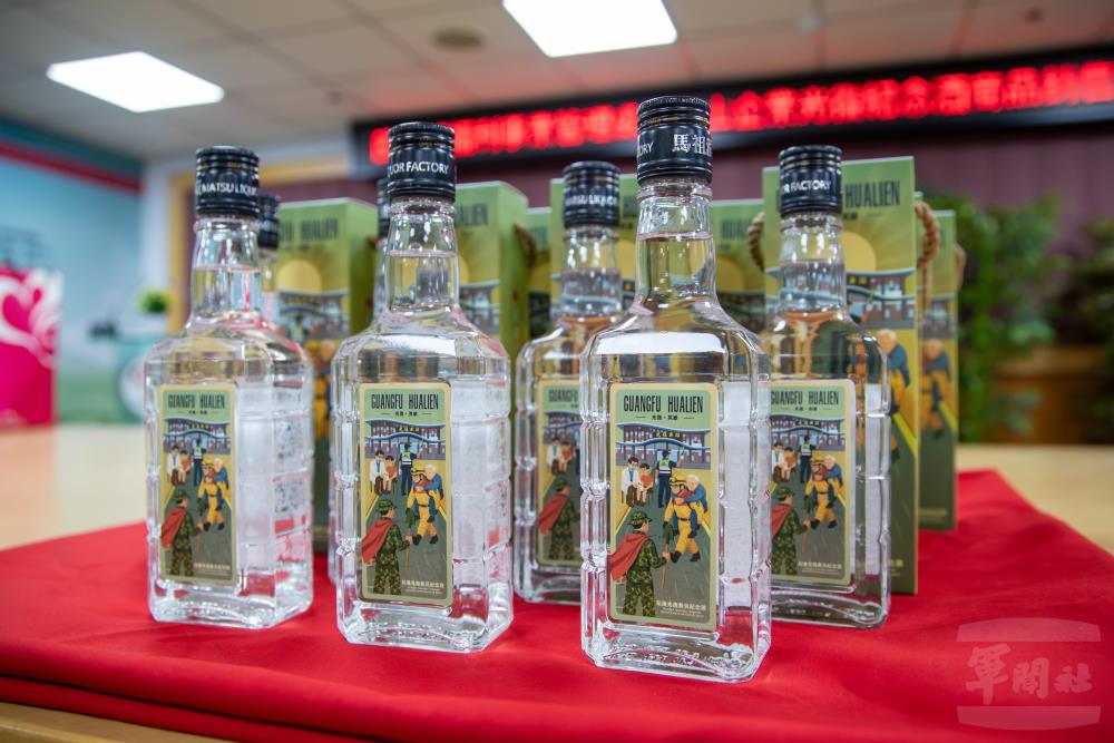 花蓮光復救災紀念酒。（軍聞社記者王進福攝）