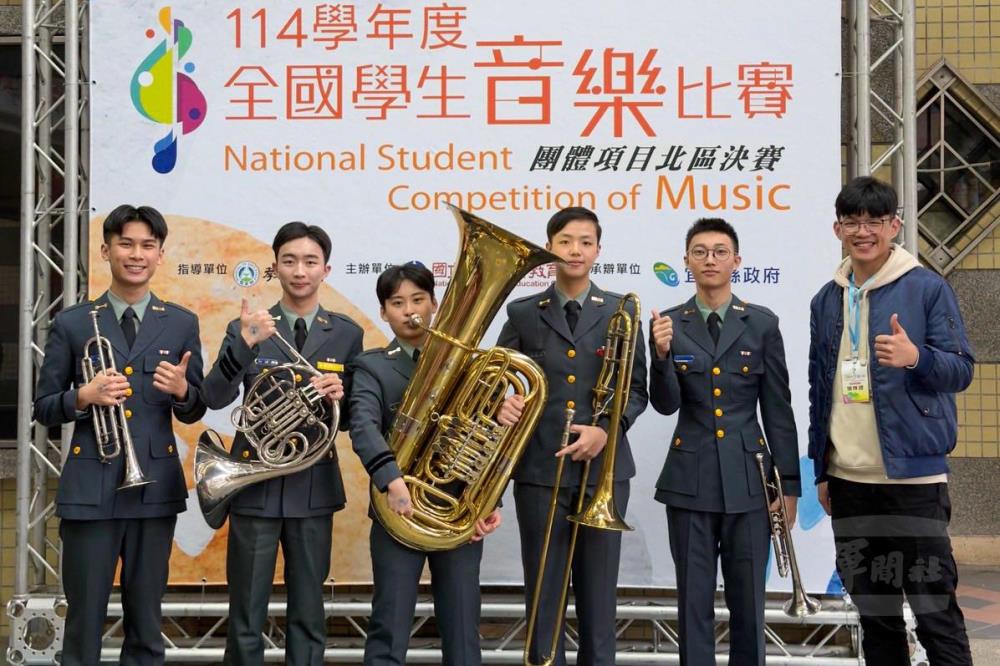 「銅管五重奏」學生與指導老師合影。（政戰學院提供）