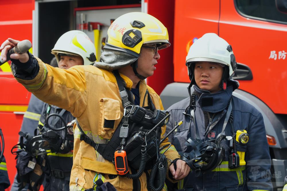金門縣消防局實施戰災搶救演練。（軍聞社記者陳傳奇攝）
