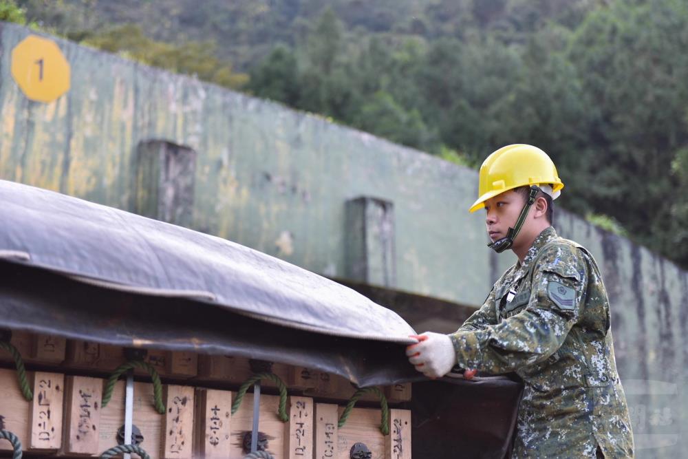 陸軍五支部彈藥庫埔里分庫日前實施彈藥前推預置分屯作業。（陸軍第十軍團提供）