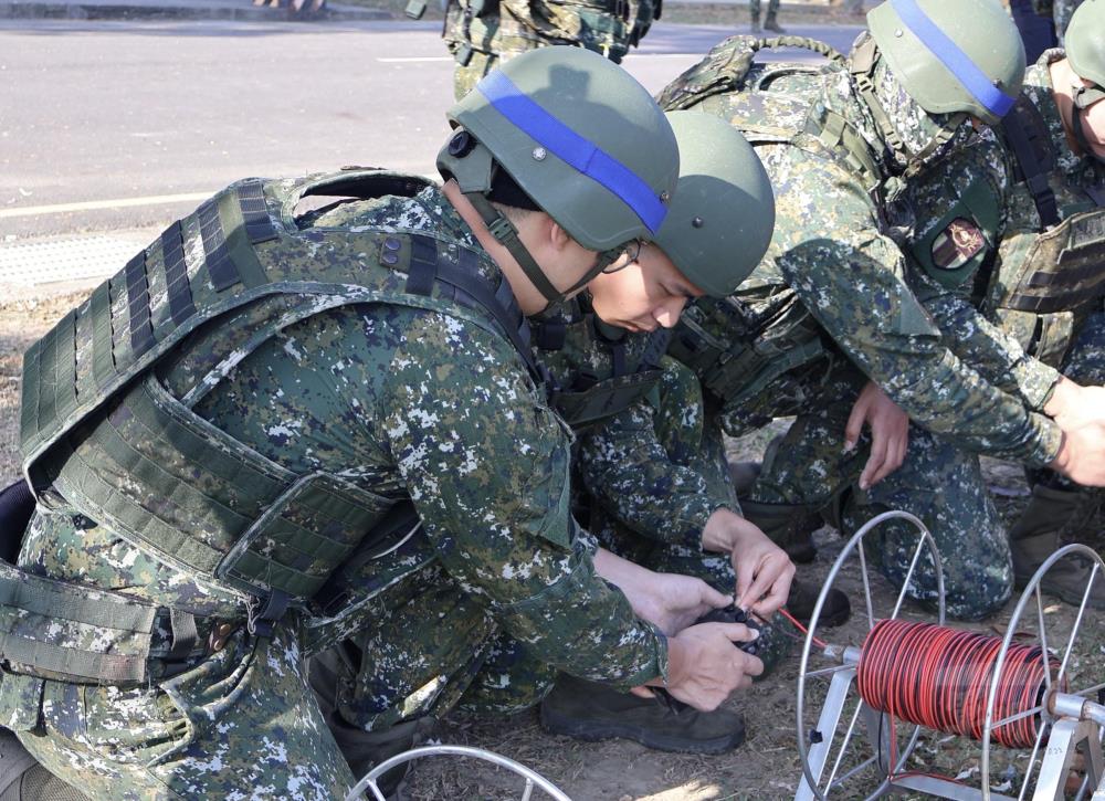 官兵依標準程序完成爆藥整備、埋設與通電引爆等課目。（五三工兵群提供）