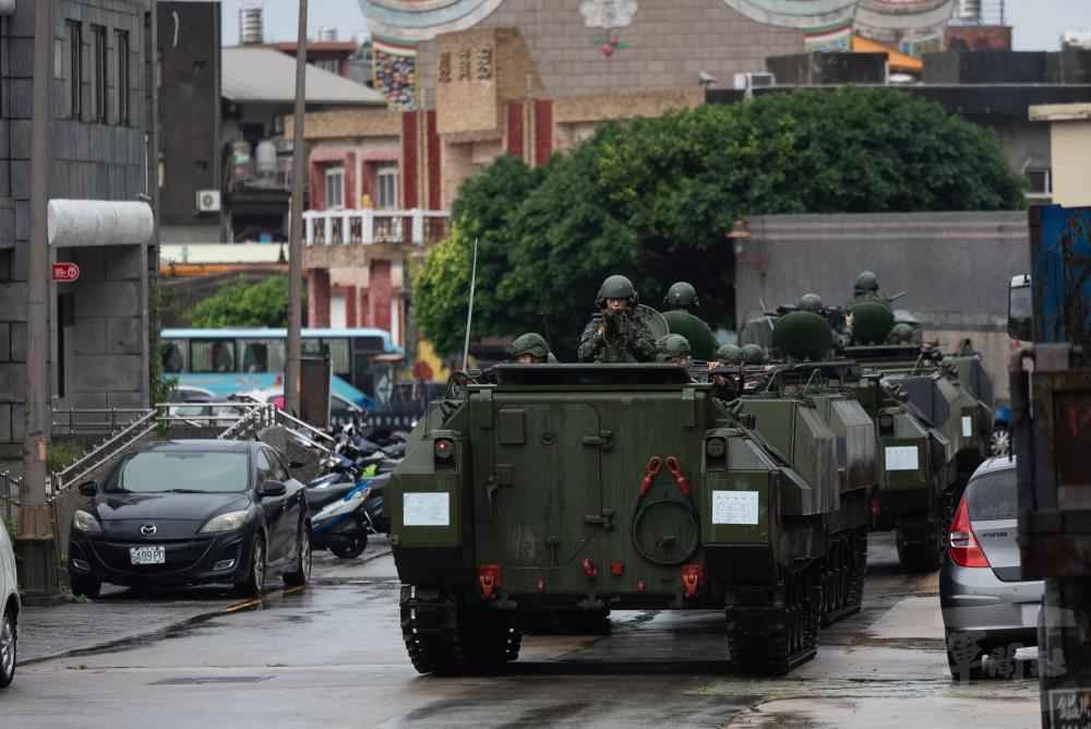 官兵不畏風雨，在重要道路執行偵巡任務。（軍聞社記者文仁攝）